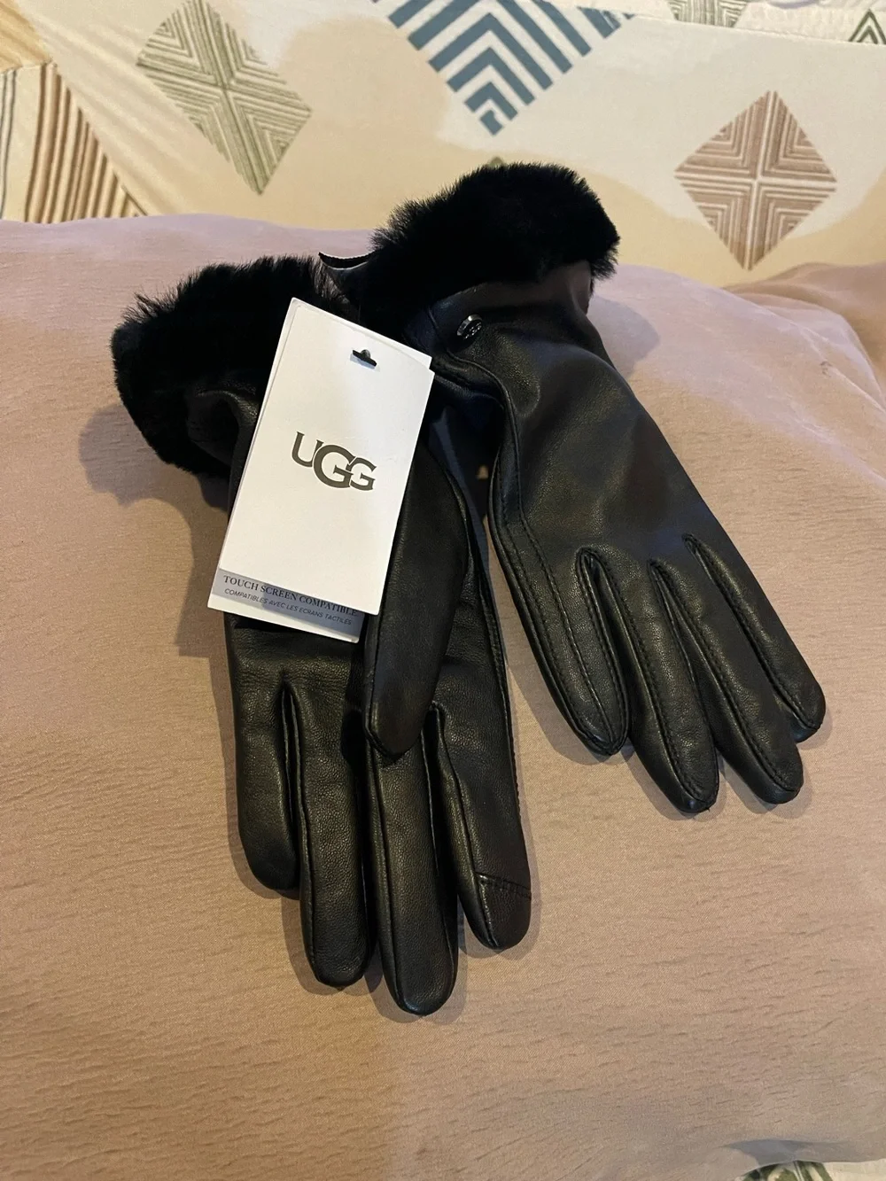 UGG Leather Shorty Tech Tip Glove Black. Size S Women